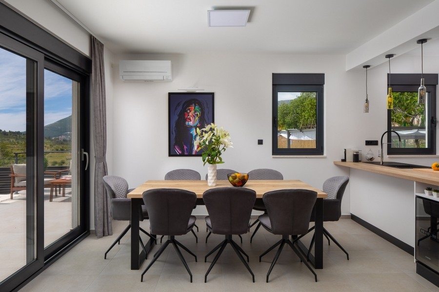 Dining area with access to the terrace and a view of the greenery