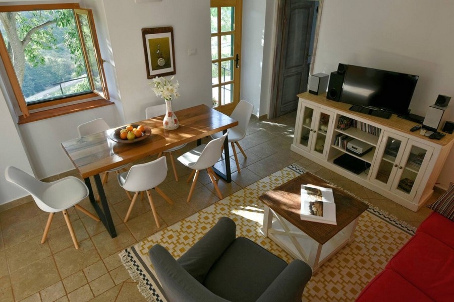 The well-kept and bright living area of ​​property H3828.