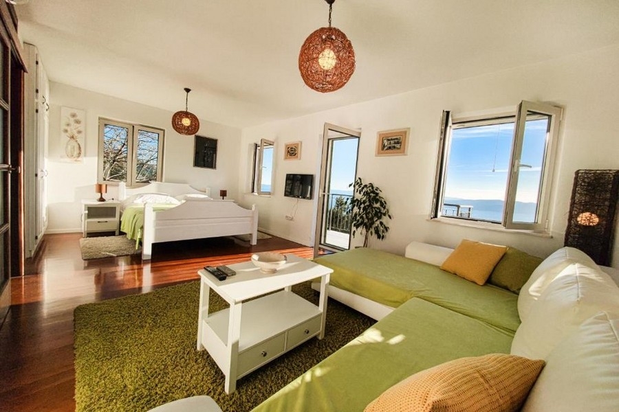 Bedroom with sea view and balcony access