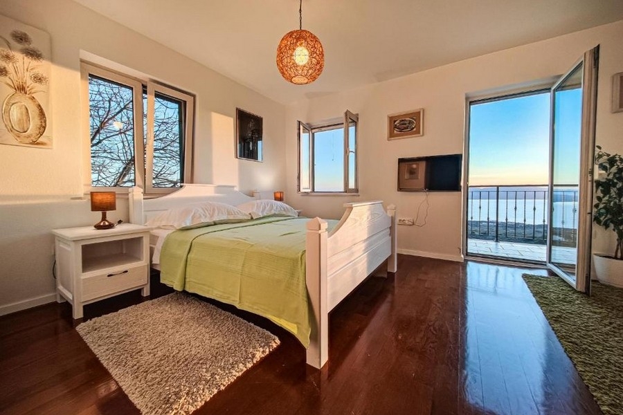 Bedroom with bed and sea view
