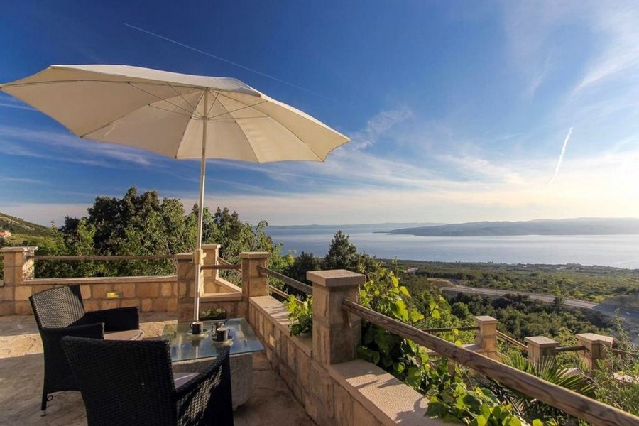 House with sea views in an attractive location - property H3829.