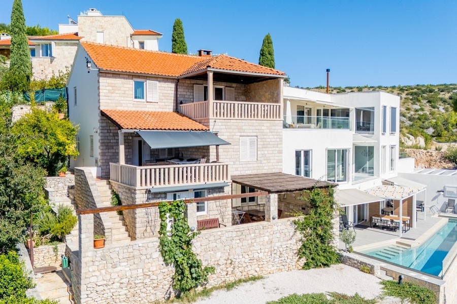Buy a Mediterranean house in Croatia - Panorama Scouting H3830.