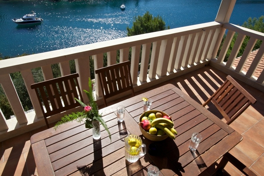 Terrace with table and sea views over the bay