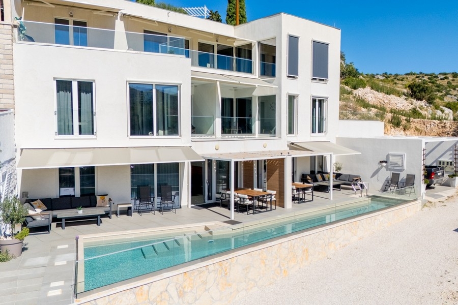 Villa with several residential units for sale in Croatia on Brac - H3831.
