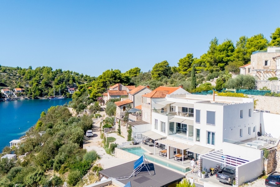 Villa with swimming pool and sea view in Bobovišća on Brač