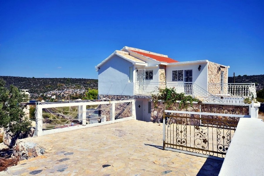 Mediterranean house in a quiet location with sea views - property H3832.