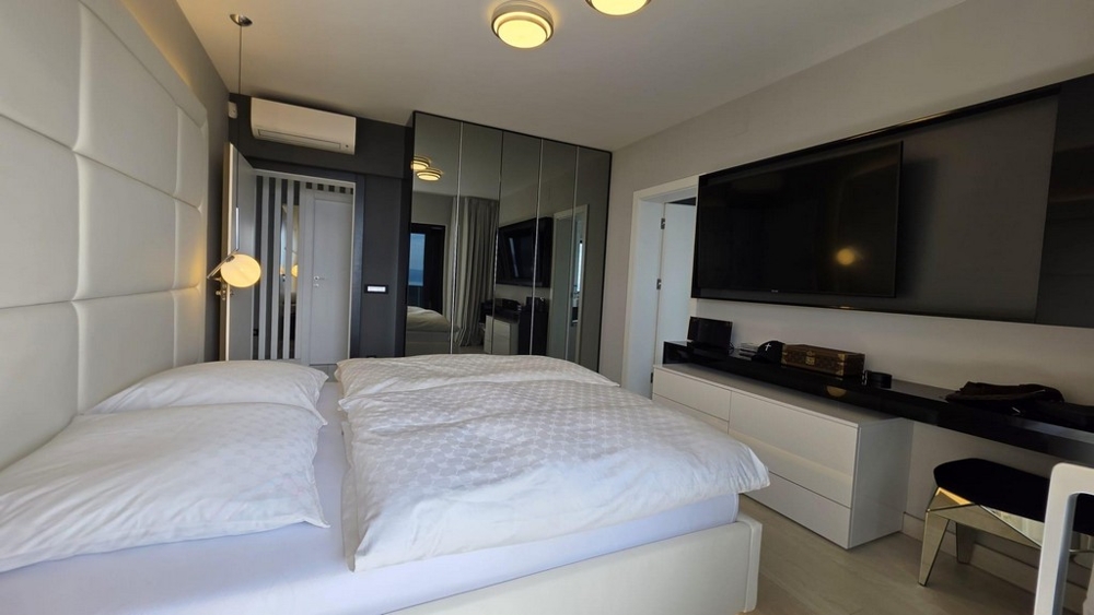 Bedroom with sea views and access to the terrace