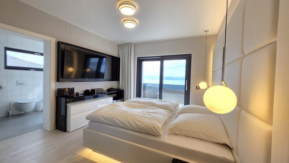Modern bedroom with bathroom en suite
