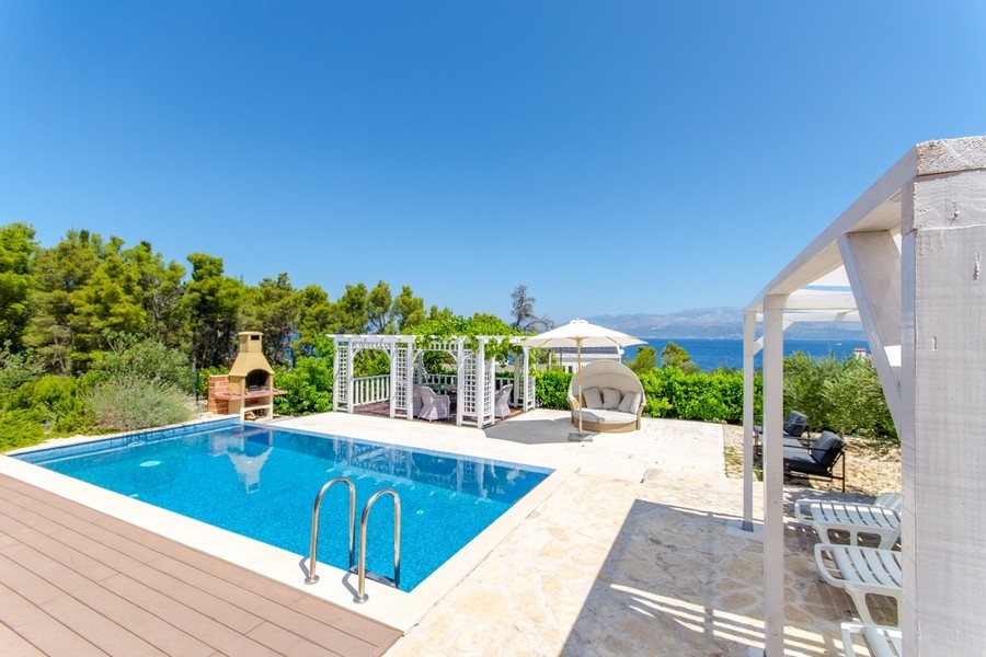 Huas with pool for sale on Brac island.