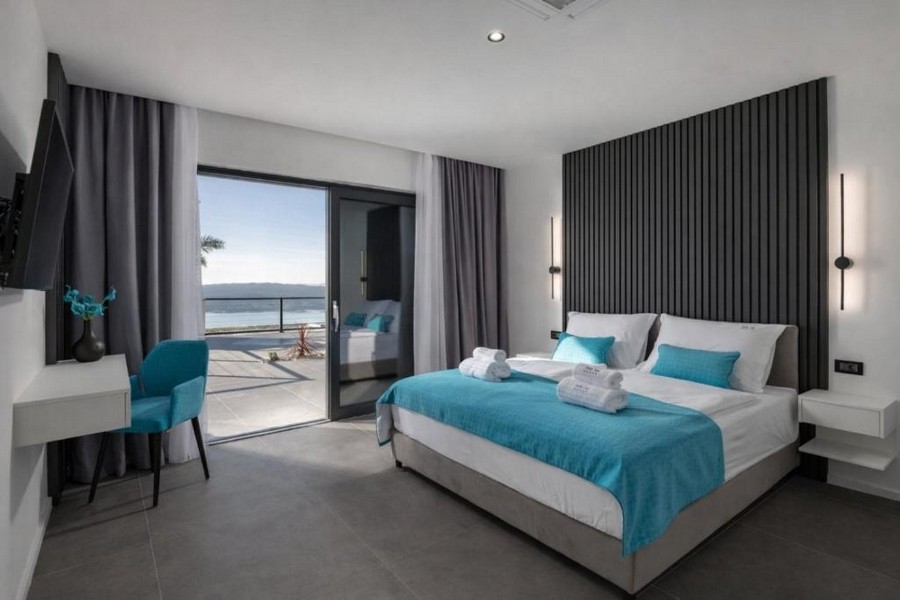 Bedroom with sea view and terrace access