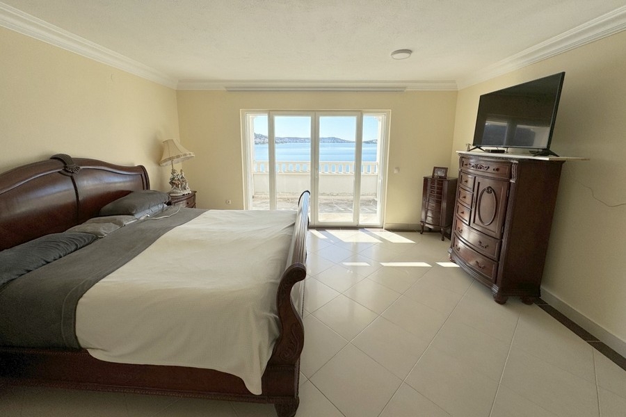 Bedroom with balcony and sea view