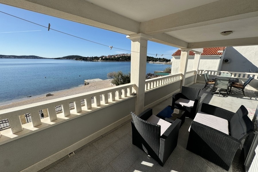 Terrace with sea view in the first row to the sea in Rogoznica