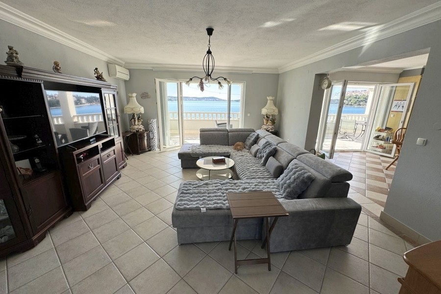 Living room with panoramic sea views and access to the terrace
