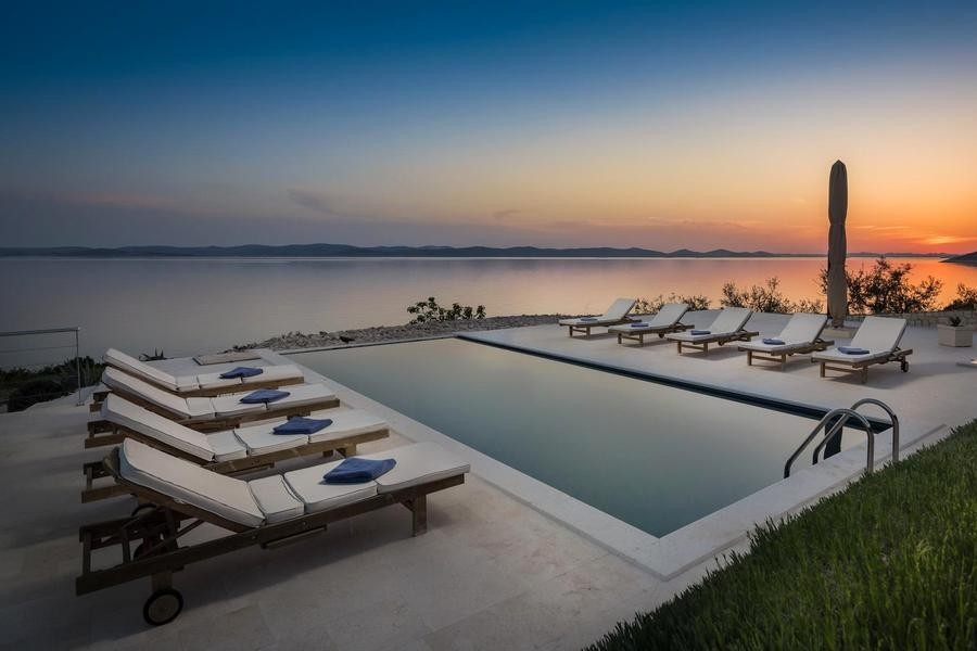 Buy a house on a deserted island - H3840