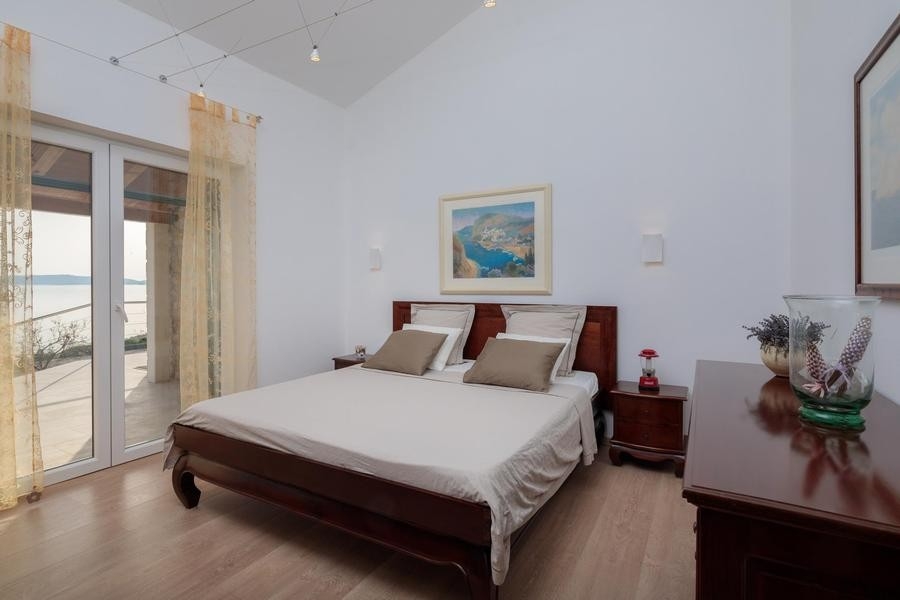 Bedroom with sea view