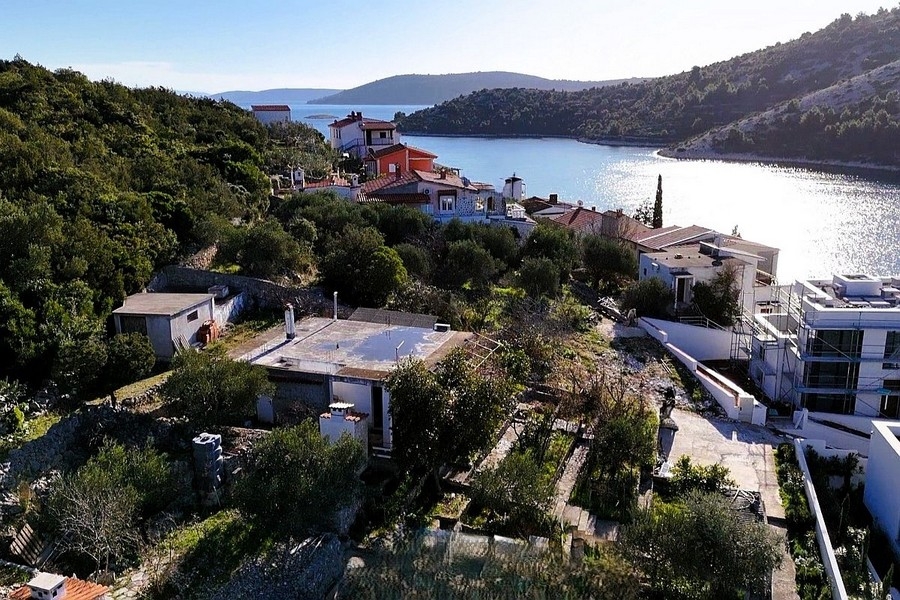 Buy a bungalow for renovation near Trogir in Dalmatia.
