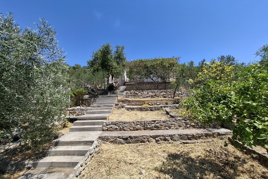 House with garden and terraces near the sea near Trogir