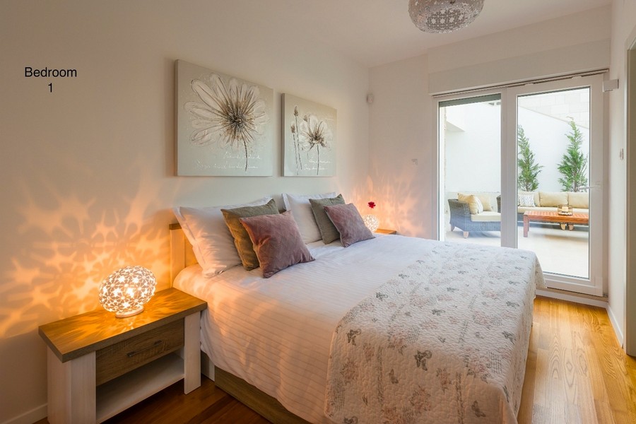 Bedroom with double bed and access to the terrace