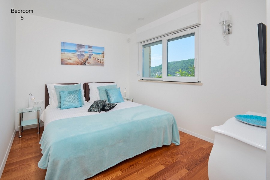 Bedroom with double bed and window with sea view