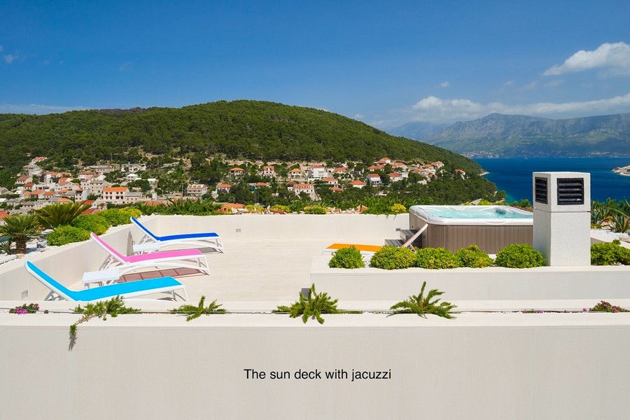 Roof terrace with jacuzzi and sea views