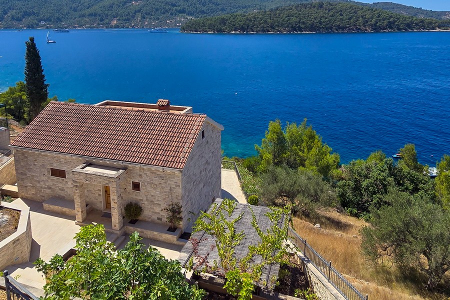 Terrace and pool area of ​​the villa with direct access to the coast