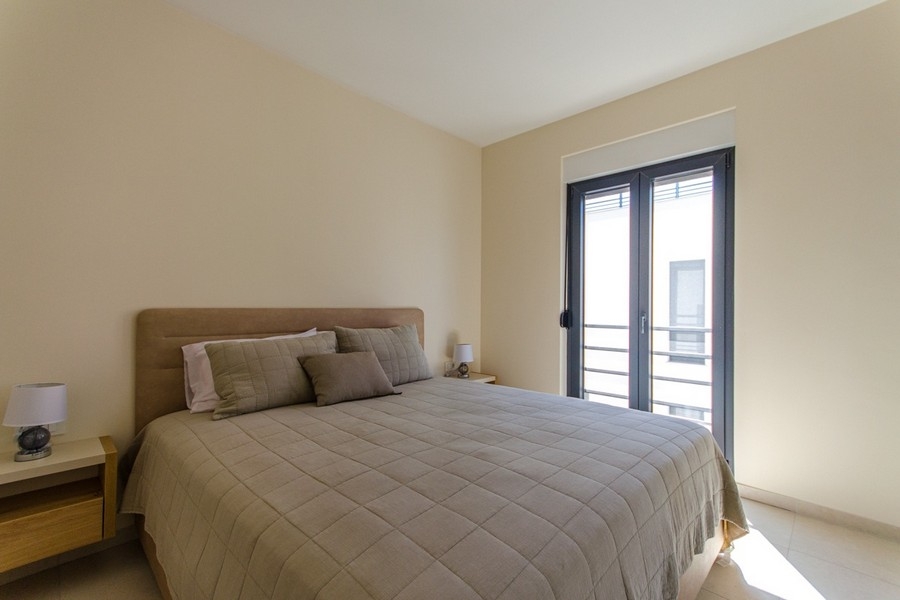 Bedroom with double bed and access to the balcony