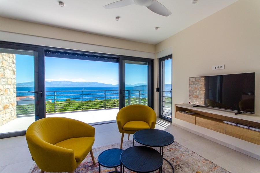 Bright living area with sea views and access to the terrace