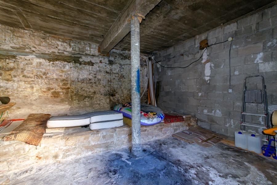 Tavern on the ground floor with natural stone walls - for renovation