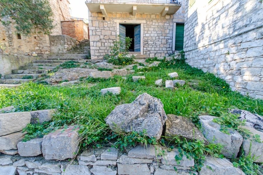 The garden in front of the building is part of the offer.