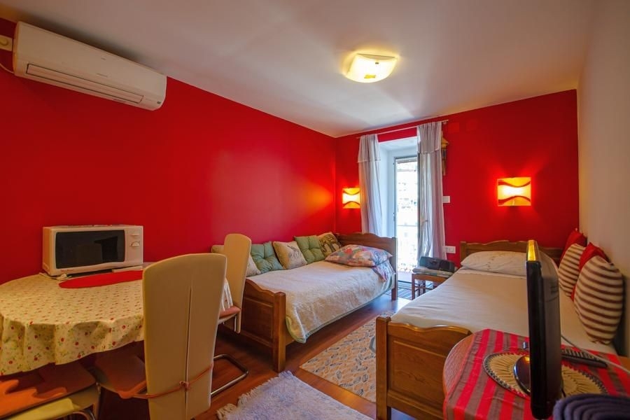 Bedroom with two single beds and balcony