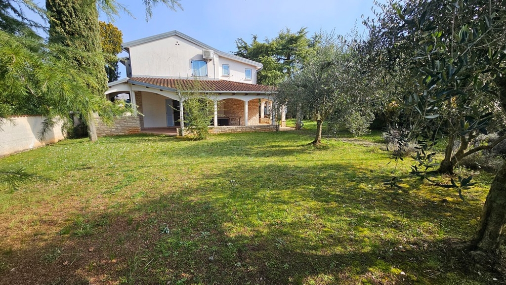 Mediterranean house near the beach for sale in Istria near Novigrad.