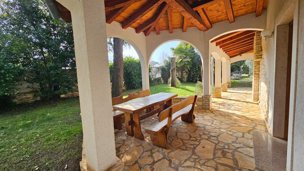 Large covered terrace with garden and arcades