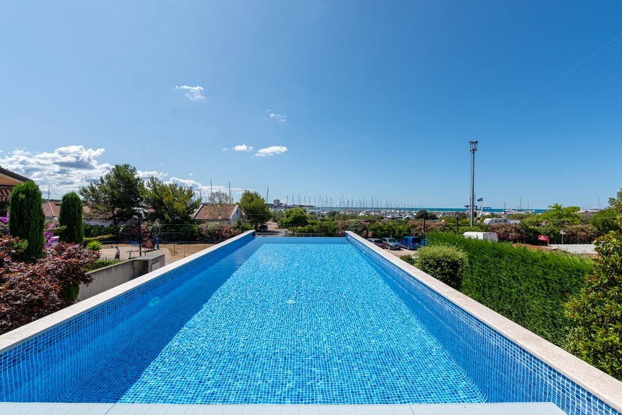 Infinity swimming pool with sea views of villa H3857, which is for sale in Istria in Umag.