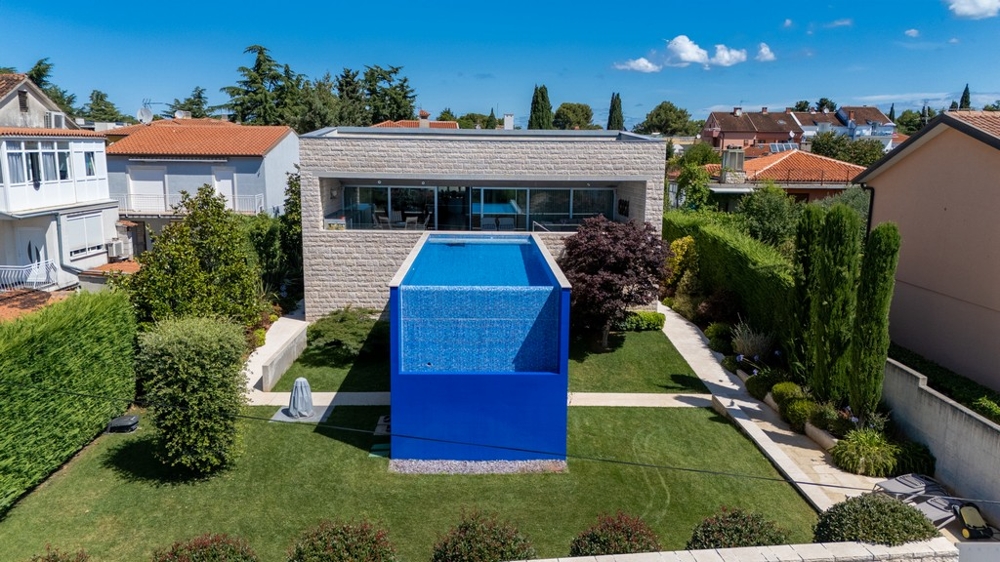 Infinity swimming pool in the garden of the villa in Umag