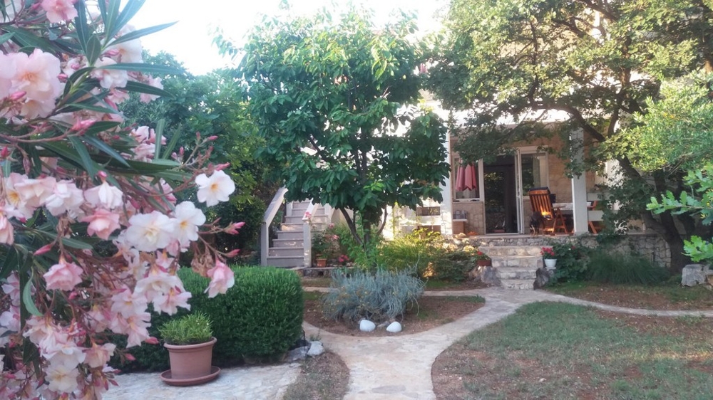 House with Mediterranean garden for sale on the island of Pag