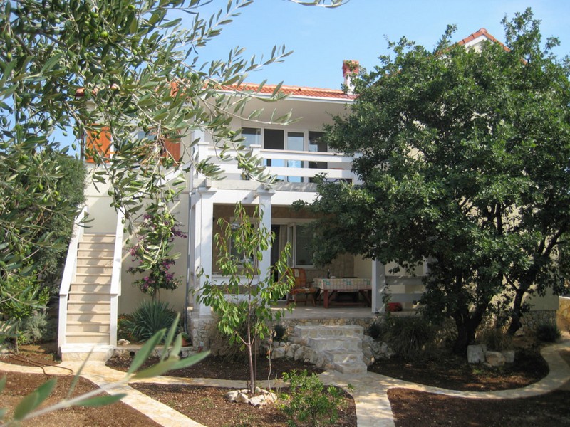 Mediterranean house with garden on the island of Pag