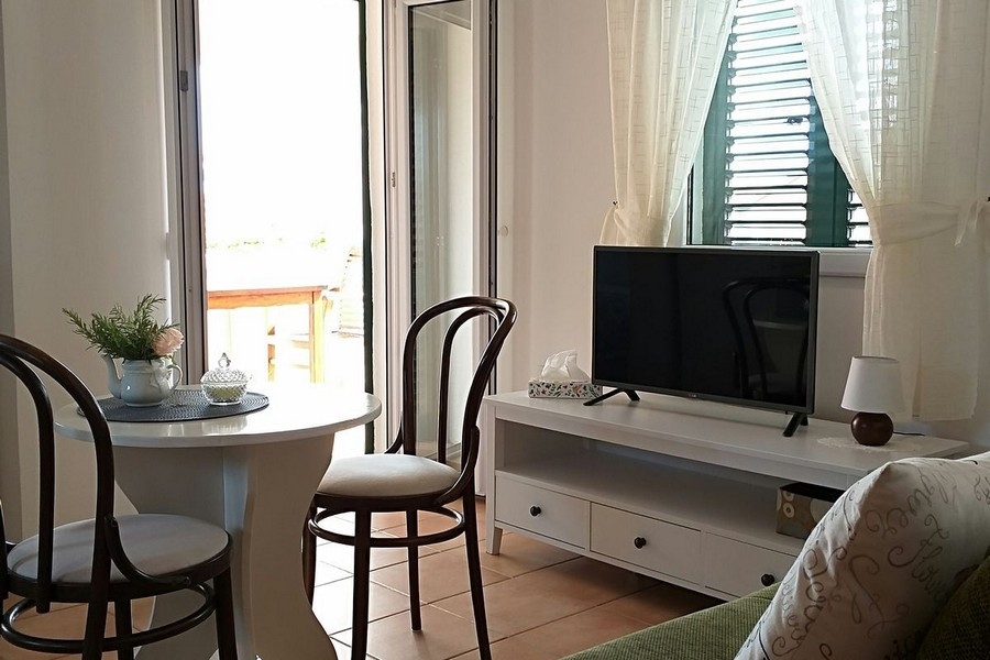Living room with dining table and access to the terrace