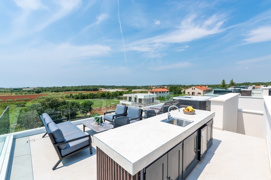 Roof terrace with lounge, outdoor bar and panoramic views