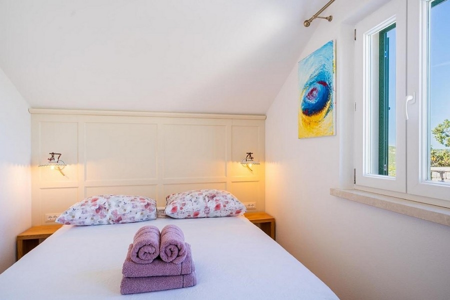 Bedroom with window and sea view in a quiet location