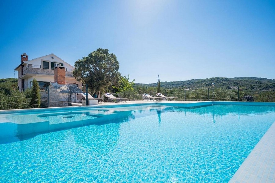 Mediterranean stone house with pool in quiet surroundings on the island of Brac for sale.