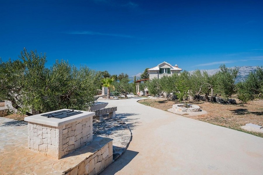 Mediterranean house with access and natural plot on Brac
