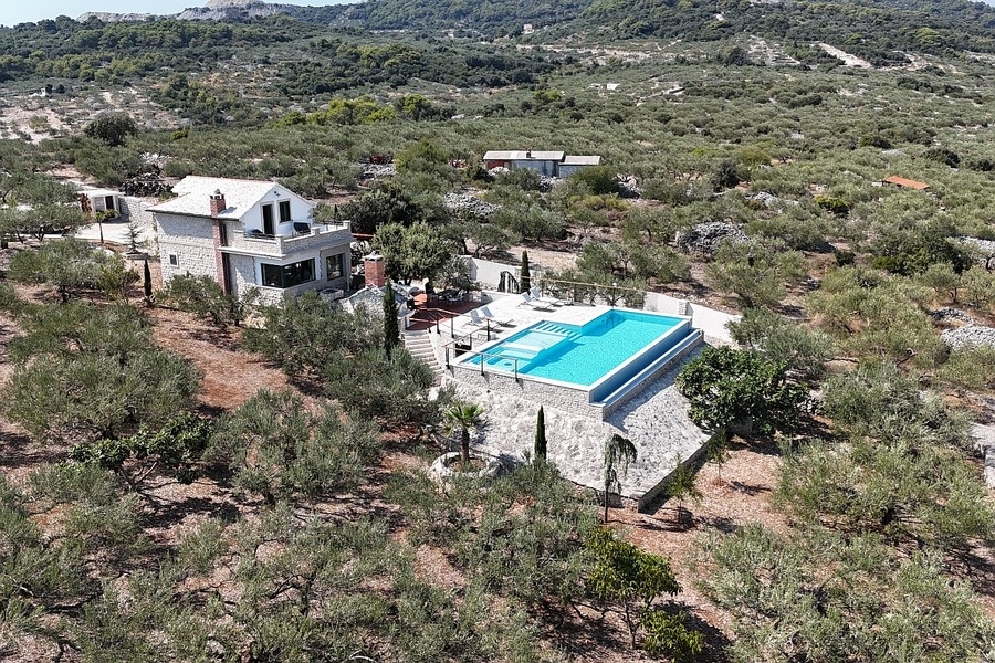 Property with infinity swimming pool and sea views in a quiet location