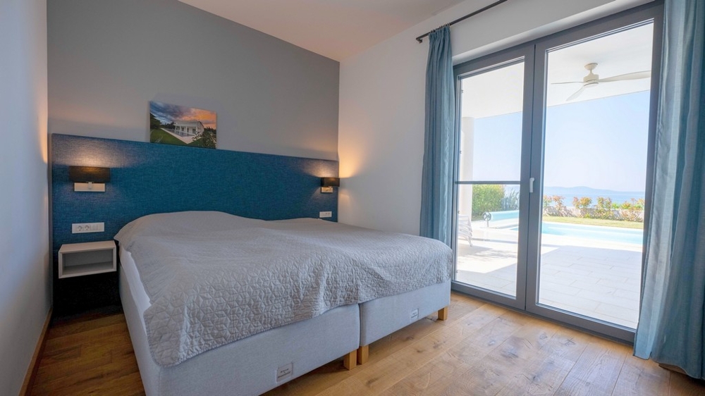 Bedroom with access to the terrace and sea views