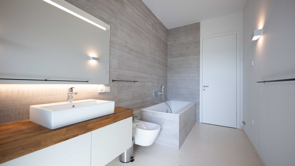 Modern bathroom with bathtub and high-quality furnishings
