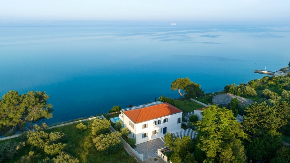 Exclusive villa with sea views and direct access to the water near Zadar
