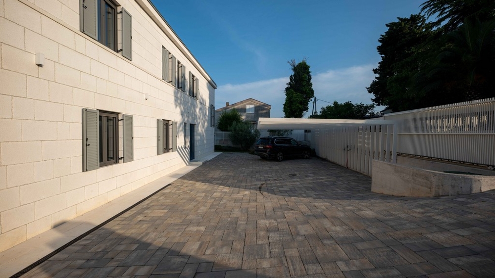 Spacious plot with modern villa and swimming pool by the sea