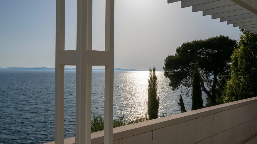 Terrace with sea views and Mediterranean vegetation in a quiet location