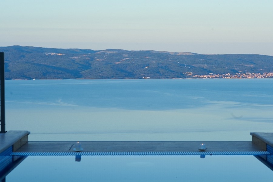 Infinity pool of property H3864 near Split in Croatia - Panorama Scouting.