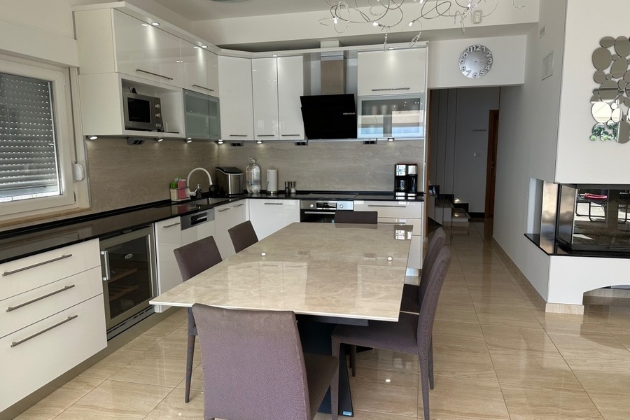 Spacious fitted kitchen with dining area