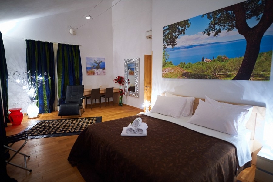 Sea view bedroom with seating area